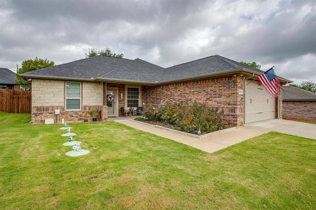 2204 Snake River Drive, Granbury, TX 76048