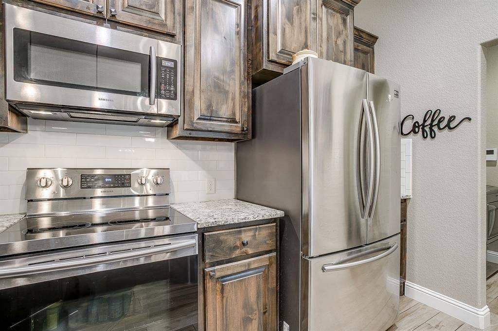 2204 Snake River Drive, Granbury, TX 76048