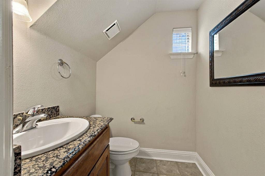 2529 Champagne Drive, Irving, TX 75038 Half Bath