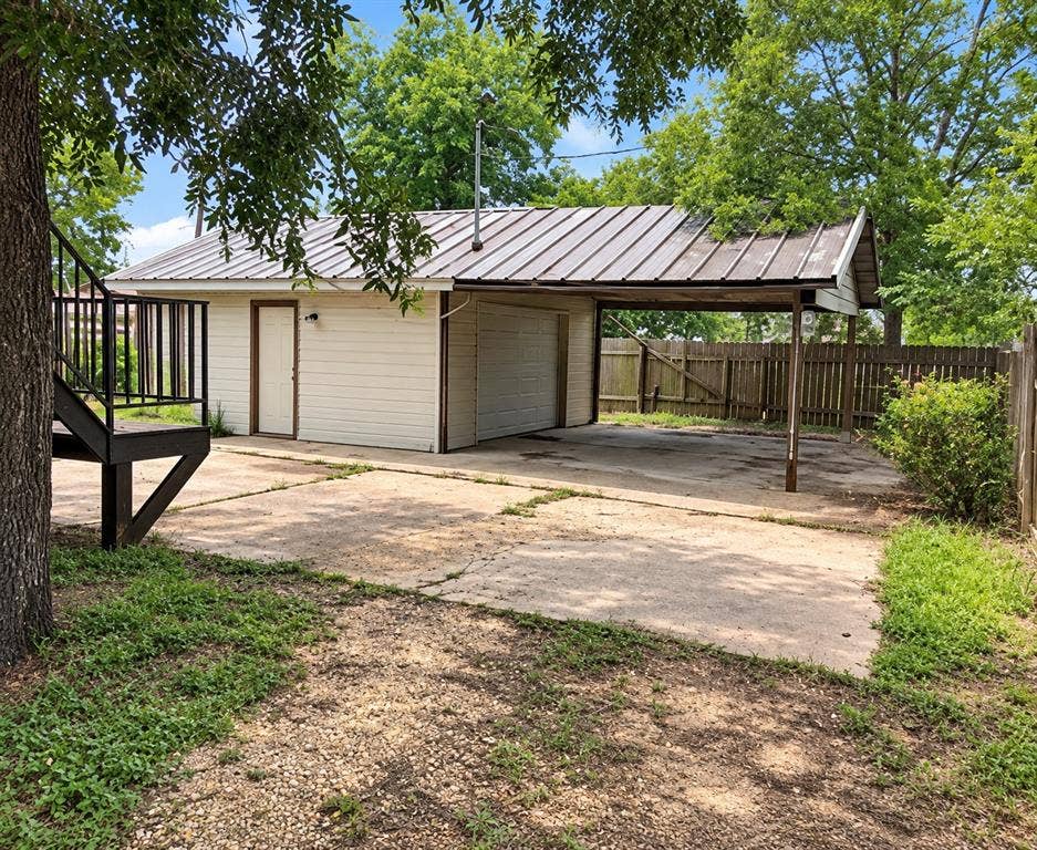 1017 W 3rd Street, Taylor, TX 76574 Detached garage and covered carport space providing covered parking and extra storage space.