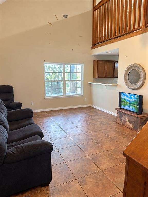 1017 W 3rd Street, Taylor, TX 76574 Spacious living room boasting dramatic high ceilings and views up to the open loft area.