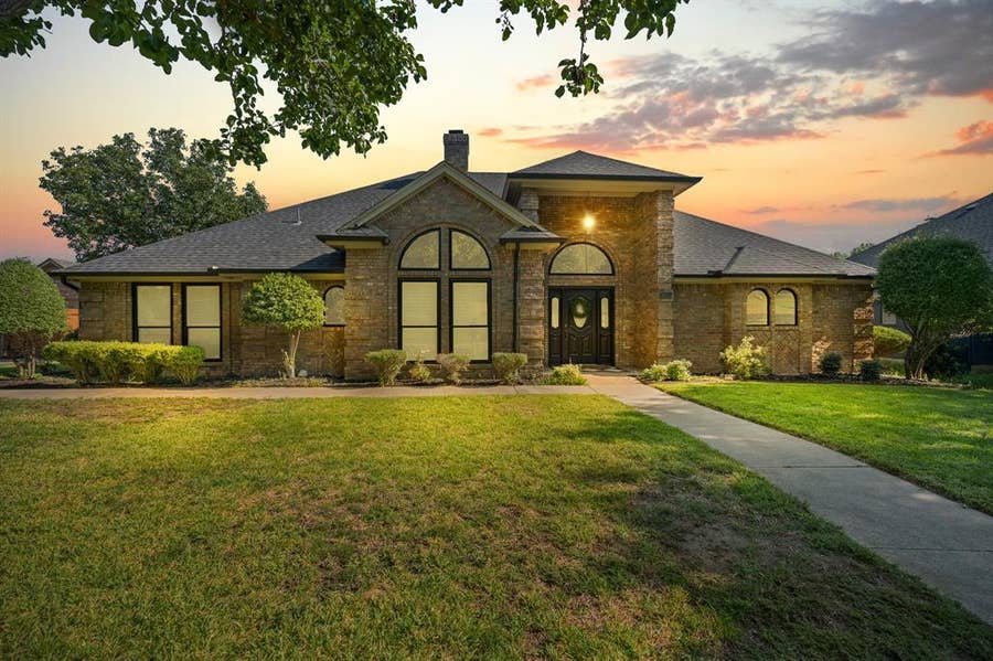 Property photo for 405 Lincoln Oaks Drive, Burleson, TX