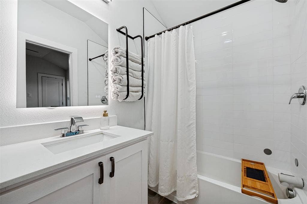 506 N Chestnut Street, McKinney, TX 75069 Main Residence | Guest Bathroom
