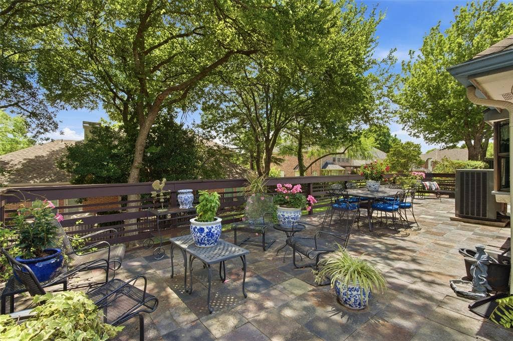Large deck - perfect for entertaining!
