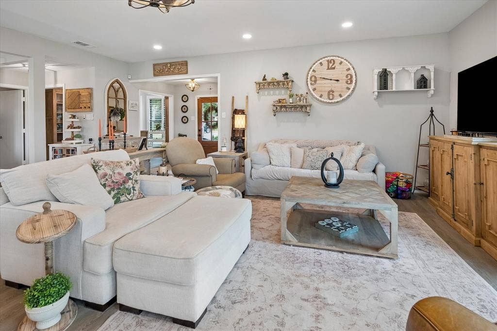10102 Laingtree Drive, Dallas, TX 75243 Living room featuring wood-finish flooring, recessed lighting, and an arched decorative wall niche