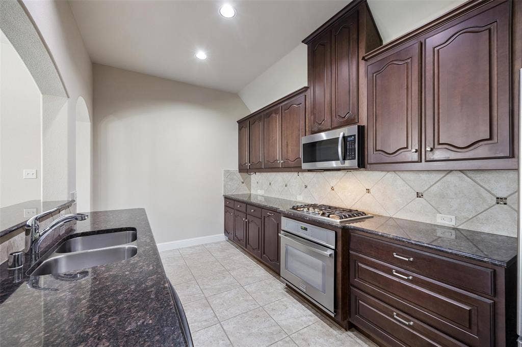 901 Memory Lane, McKinney, TX 75072 Pot drawers, stainless appliances, gas cooktop