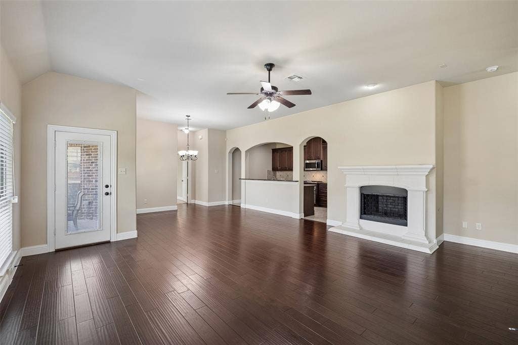 901 Memory Lane, McKinney, TX 75072 Spacious living area featuring engineered wood flooring open to the breakfast area