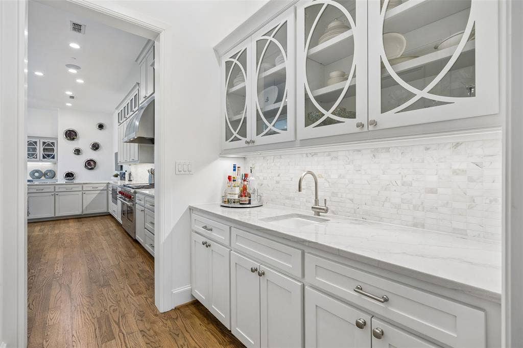 4509 Normandy - Tom Hughes Team - Wet Bar