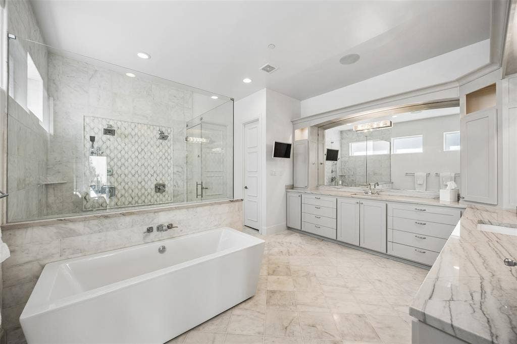 4509 Normandy - Tom Hughes Team - Primary Bathroom