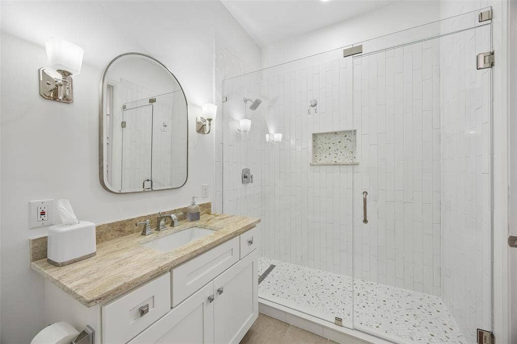 4509 Normandy - Tom Hughes Team - Bathroom