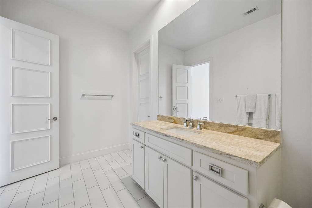 4509 Normandy - Tom Hughes Team - Bathroom