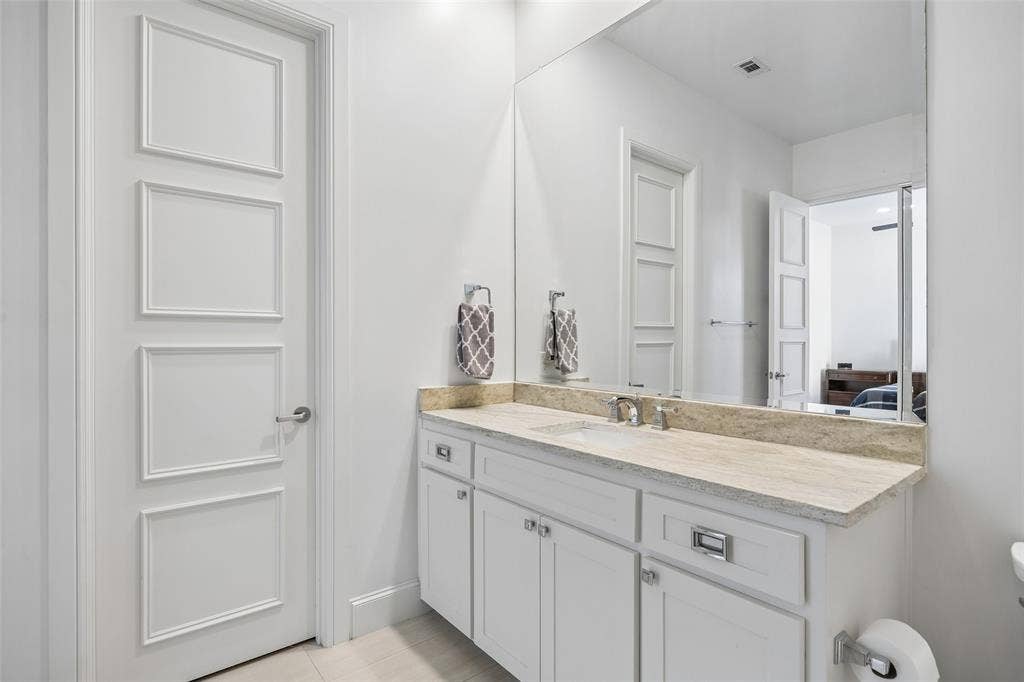 4509 Normandy - Tom Hughes Team - Bathroom