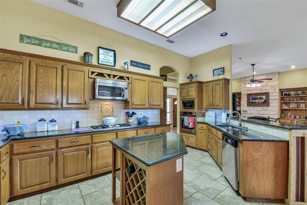 2020 Houston Road, Burleson, TX 76028 2020 Houston Road, Burleson, TX 76028