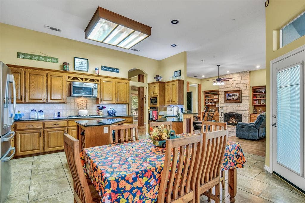 2020 Houston Road, Burleson, TX 76028 2020 Houston Road, Burleson, TX 76028