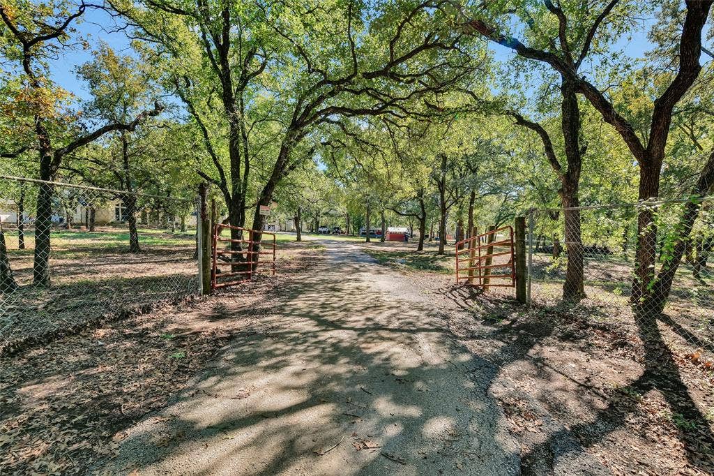 2020 Houston Road, Burleson, TX 76028 2020 Houston Road, Burleson, TX 76028