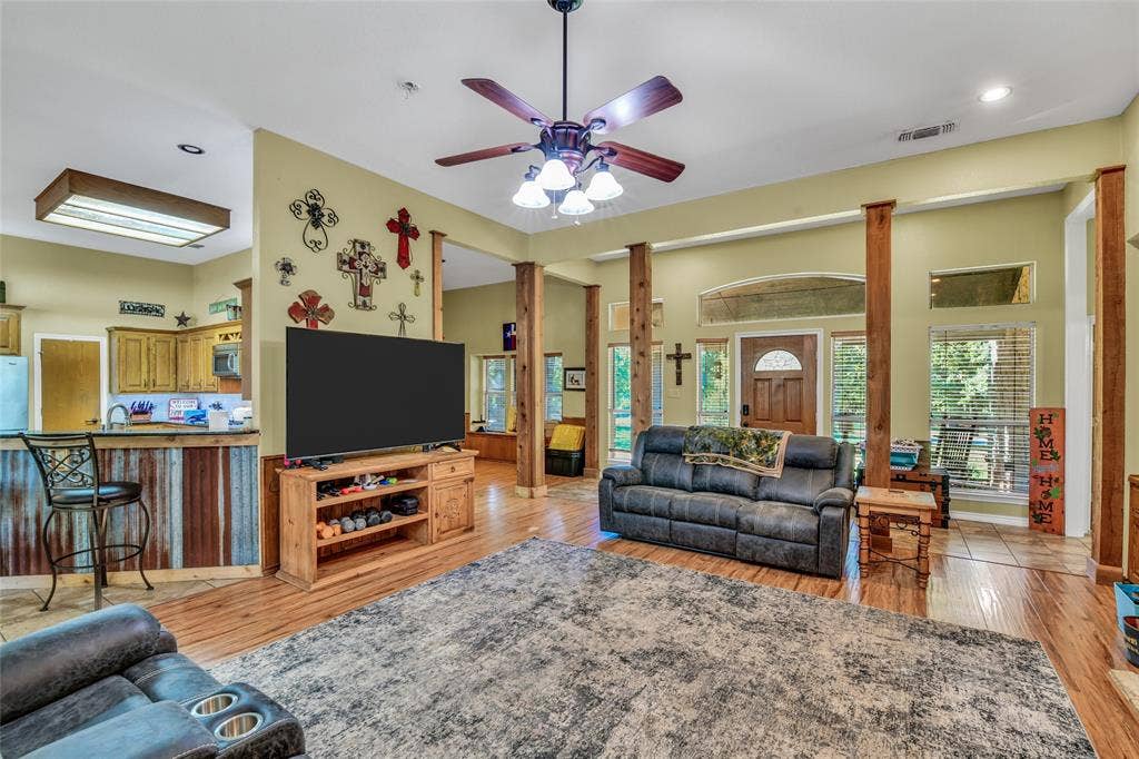 2020 Houston Road, Burleson, TX 76028 2020 Houston Road, Burleson, TX 76028