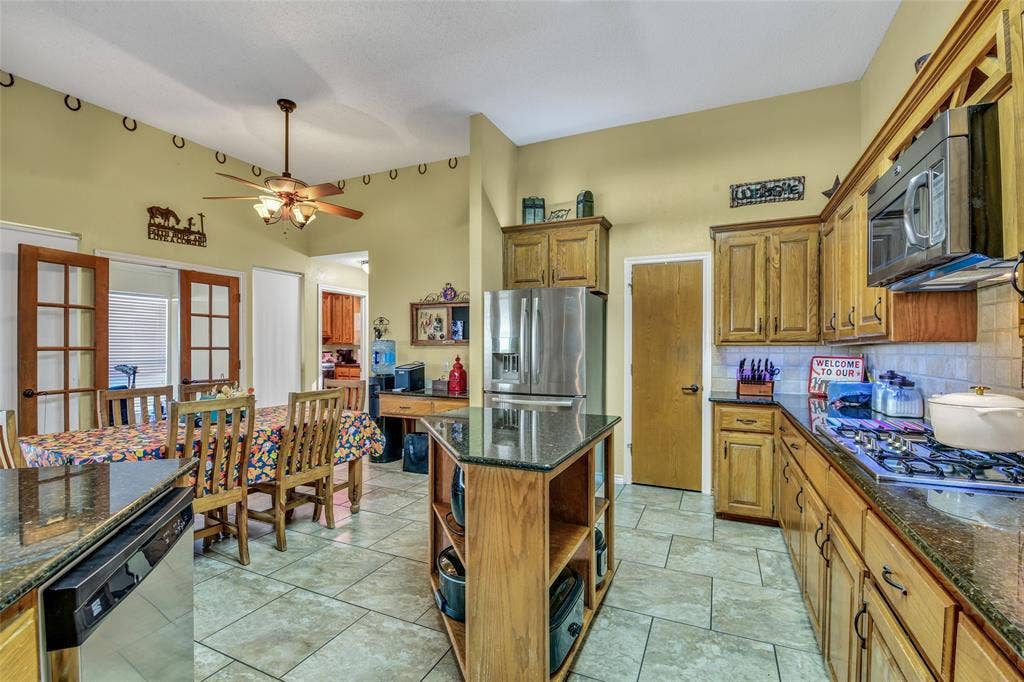 2020 Houston Road, Burleson, TX 76028 2020 Houston Road, Burleson, TX 76028