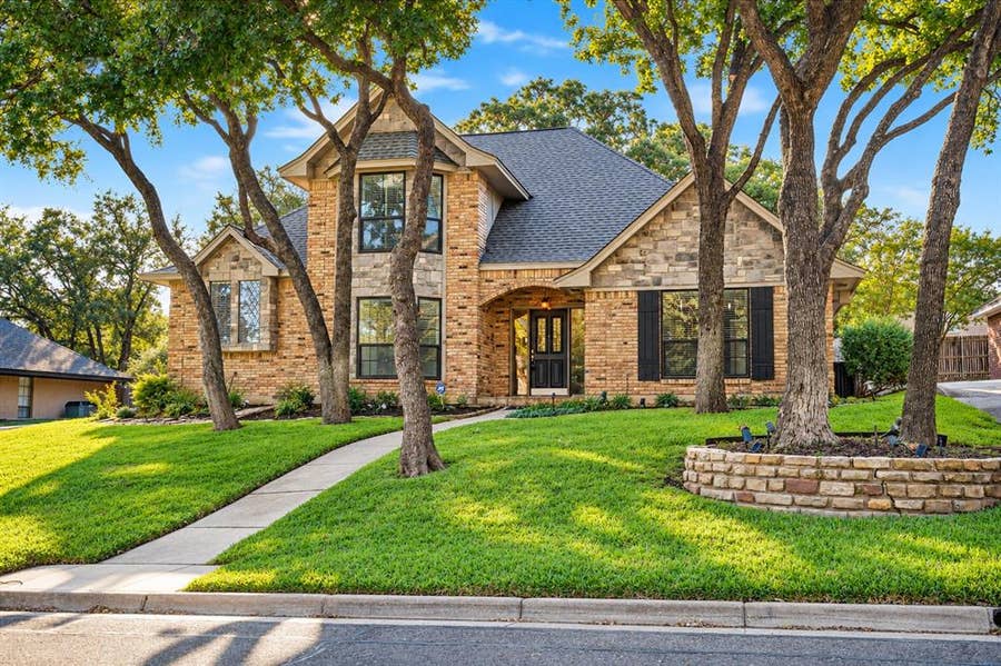 Property photo for 2110 Emerald Lake Drive, Arlington, TX