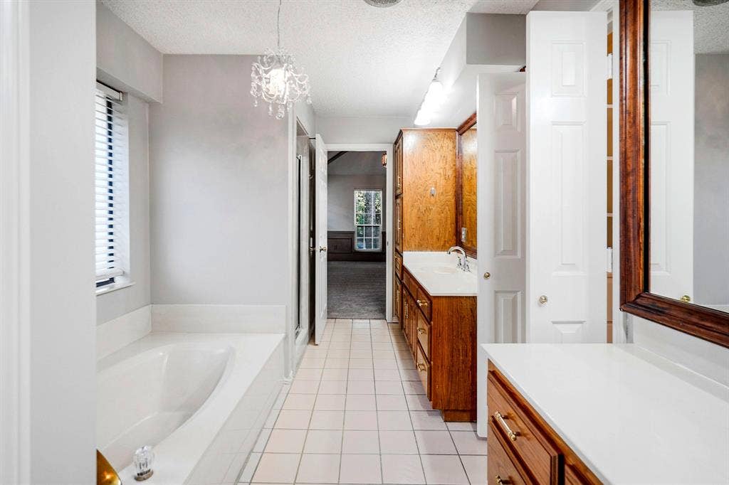 2110 Emerald Lake Drive, Arlington, TX 76013