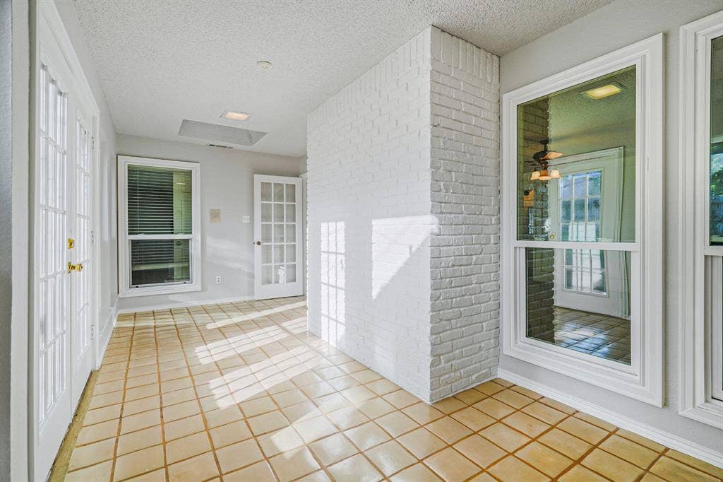 2110 Emerald Lake Drive, Arlington, TX 76013