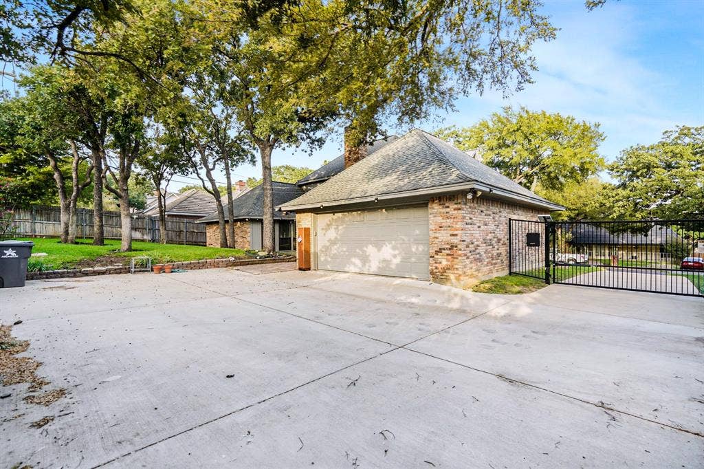 2110 Emerald Lake Drive, Arlington, TX 76013