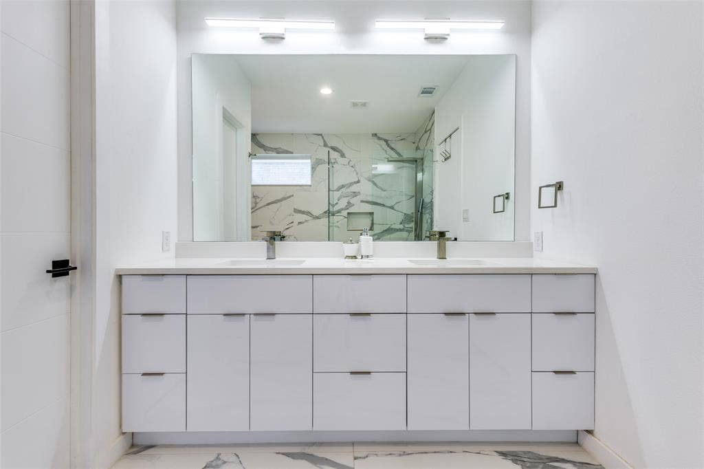 9774 Sunset Drive, Frisco, TX 75033 upstairs primary bathroom