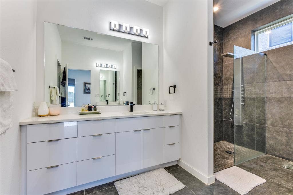 9774 Sunset Drive, Frisco, TX 75033 downstairs primary bathroom