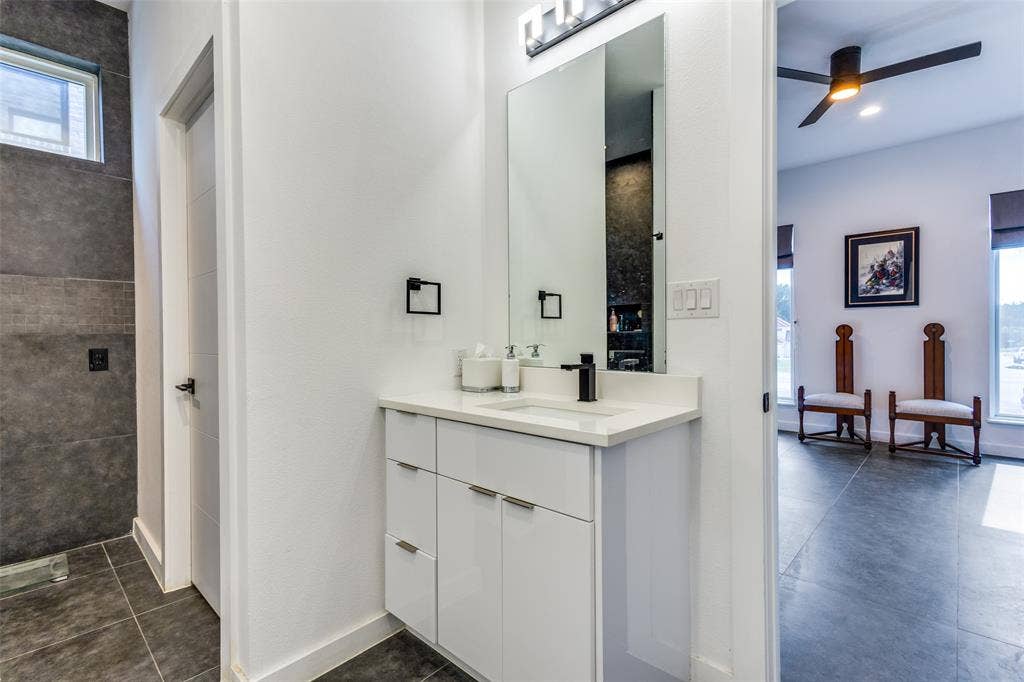 9774 Sunset Drive, Frisco, TX 75033 downstairs primary bathroom