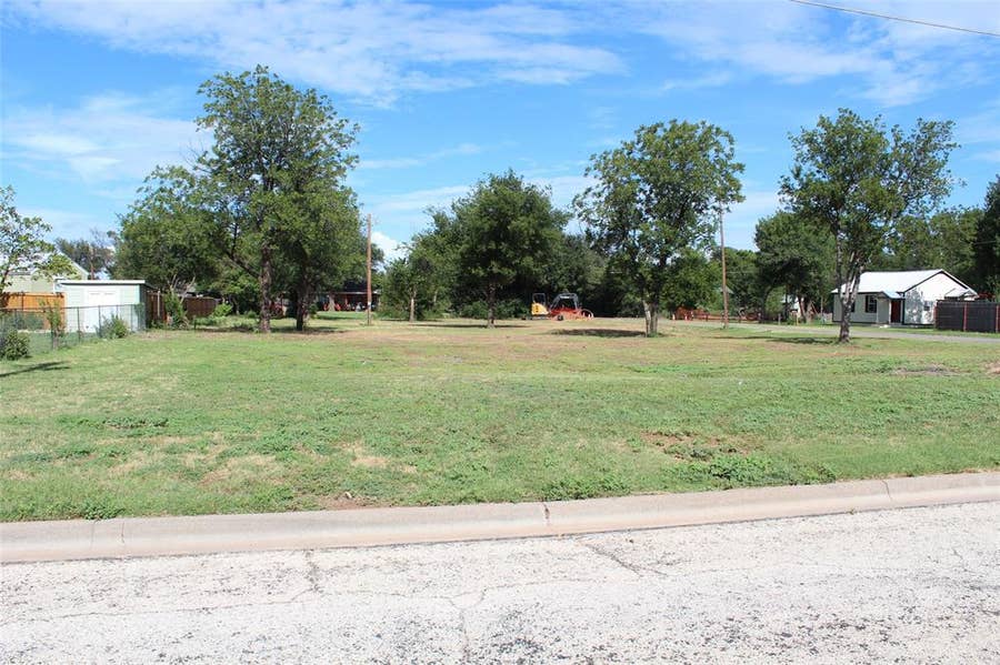 Property photo for 641 W C Street, Munday, TX