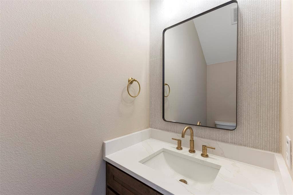 2382 Usman Drive, Irving, TX 75062 2382 Usman Drive, Irving, TX 75062