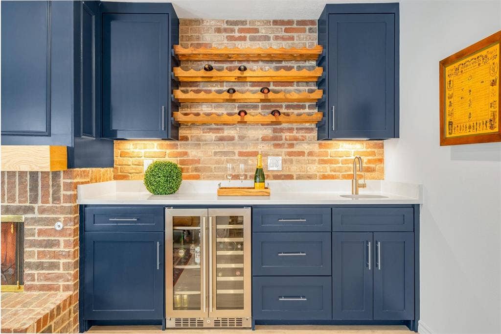3288 Lakenheath Place, Dallas, TX 75204 Wet-bar