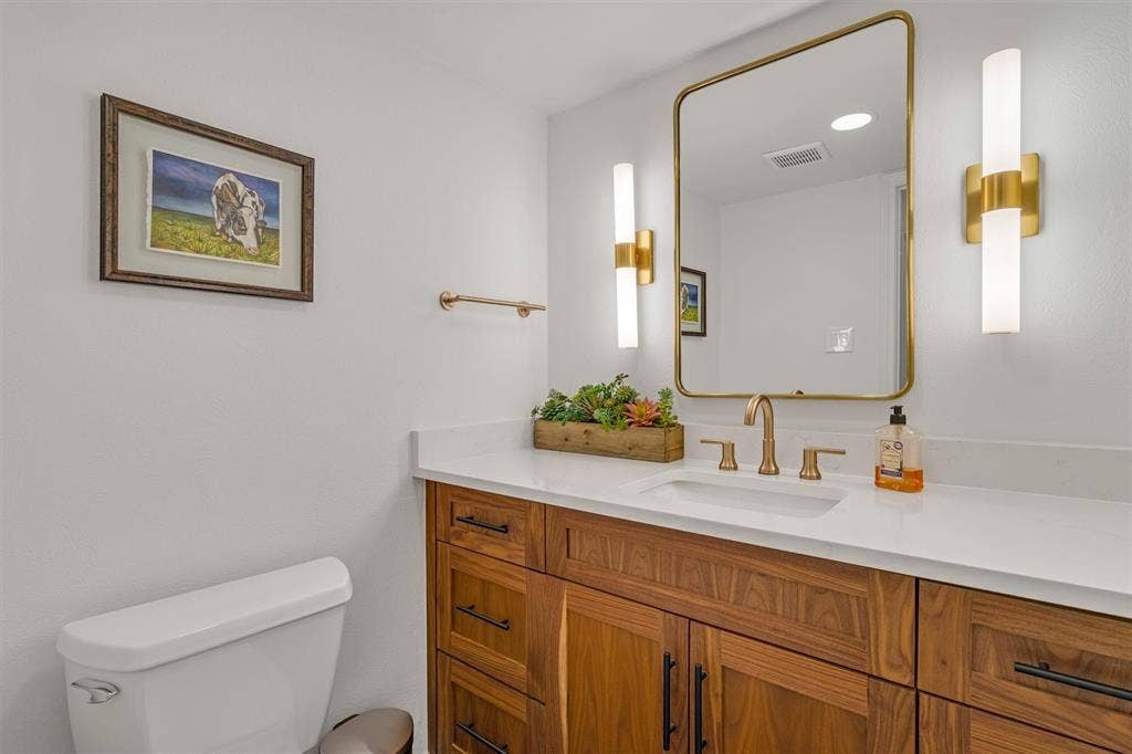 3288 Lakenheath Place, Dallas, TX 75204 Down stairs powder bath