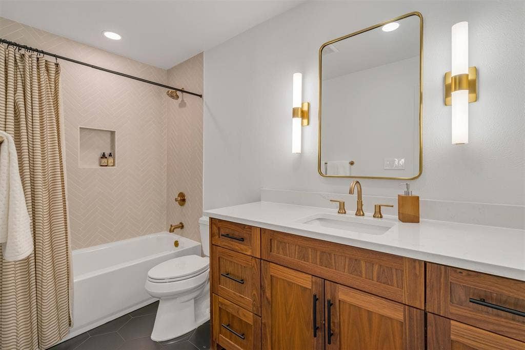 3288 Lakenheath Place, Dallas, TX 75204 Guest bath
