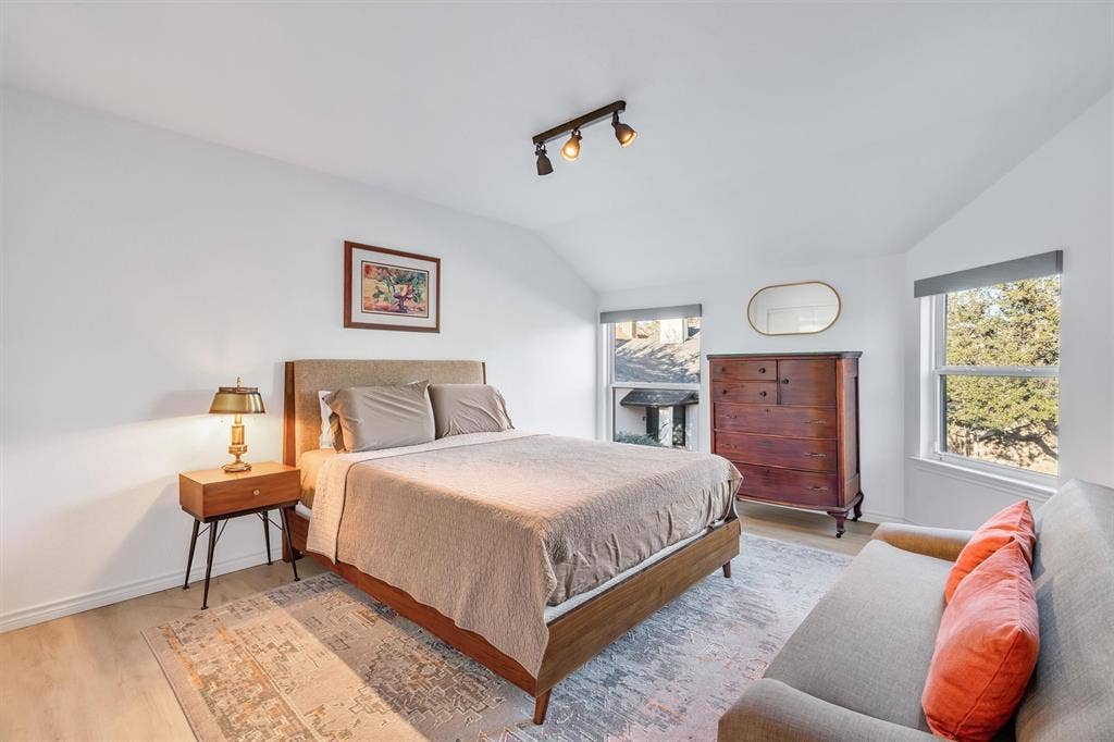 3288 Lakenheath Place, Dallas, TX 75204 Guest bed
