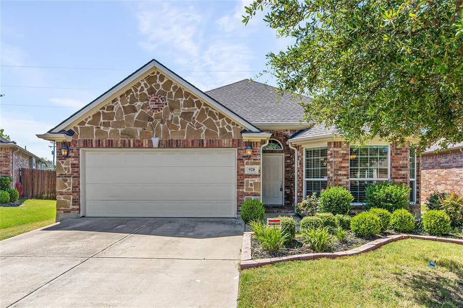 Property photo for 928 Wellington Drive, Lewisville, TX