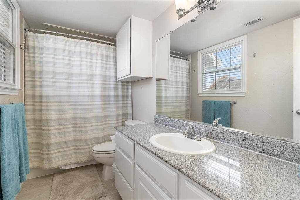 2800 Keller Springs Road, #8C, Carrollton, TX 75006 Full bath upstairs for secondary bedroom.