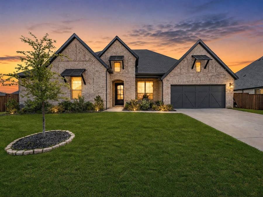 Property photo for 1901 Rockwood Lane, Mansfield, TX