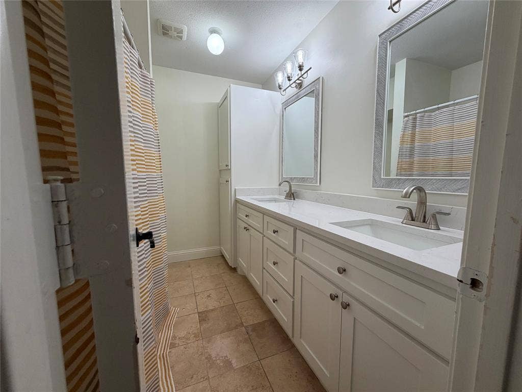 9229 Highedge Circle, Dallas, TX 75238 Secondary bathroom