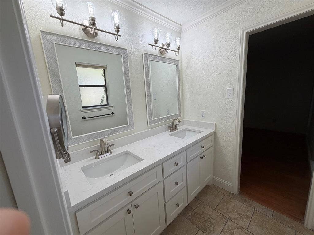 9229 Highedge Circle, Dallas, TX 75238 Primary bathroom