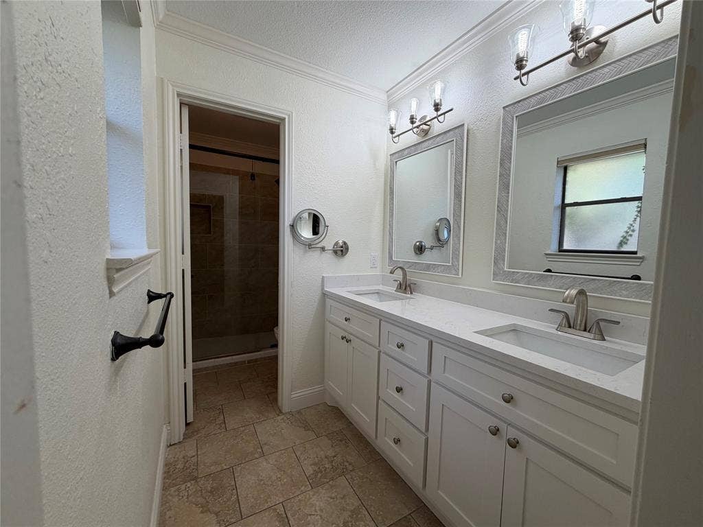 9229 Highedge Circle, Dallas, TX 75238 Primary bathroom