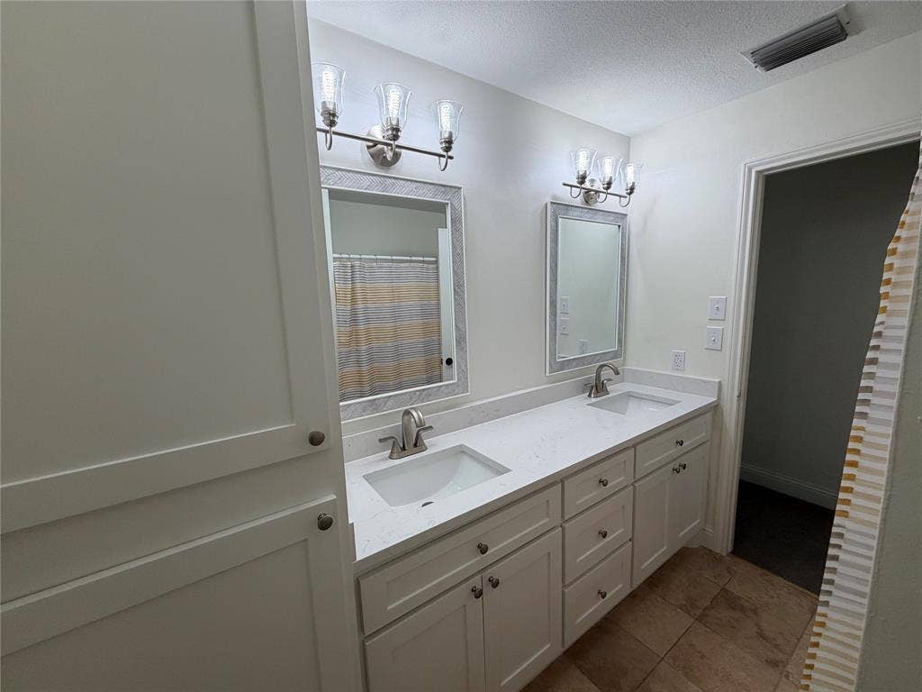 9229 Highedge Circle, Dallas, TX 75238 Secondary bathroom