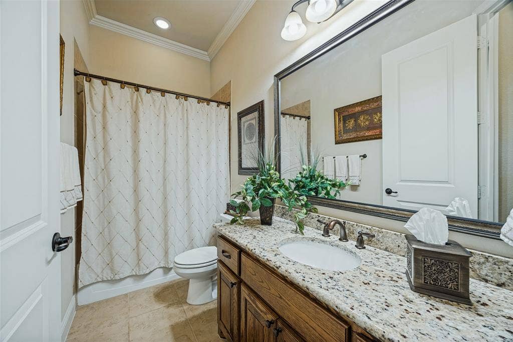 2516 Bill Moses Parkway, Farmers Branch, TX 75234 Downstairs full bath adjoins the "office" bedroom.