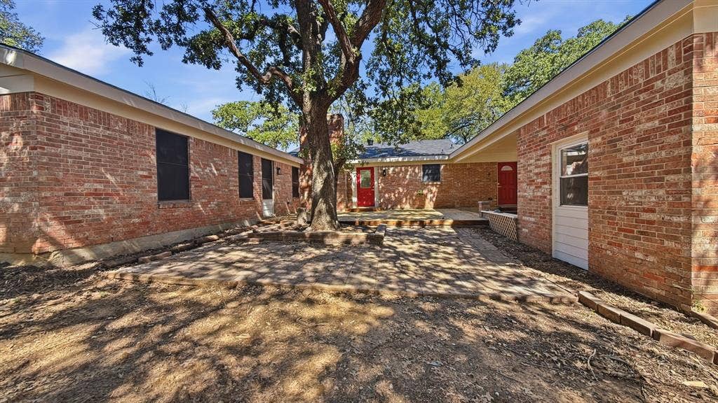 1004 Lakeview Drive, Joshua, TX 76058