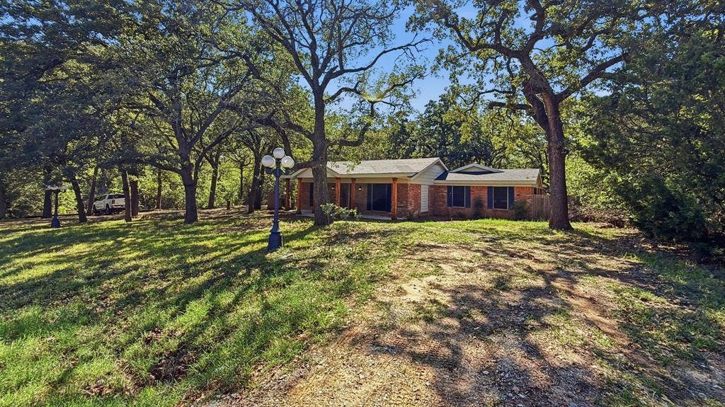 1004 Lakeview Drive, Joshua, TX 76058