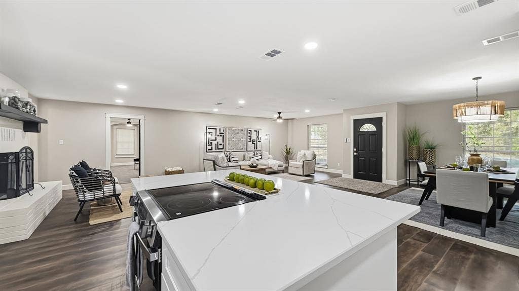 1004 Lakeview Drive, Joshua, TX 76058