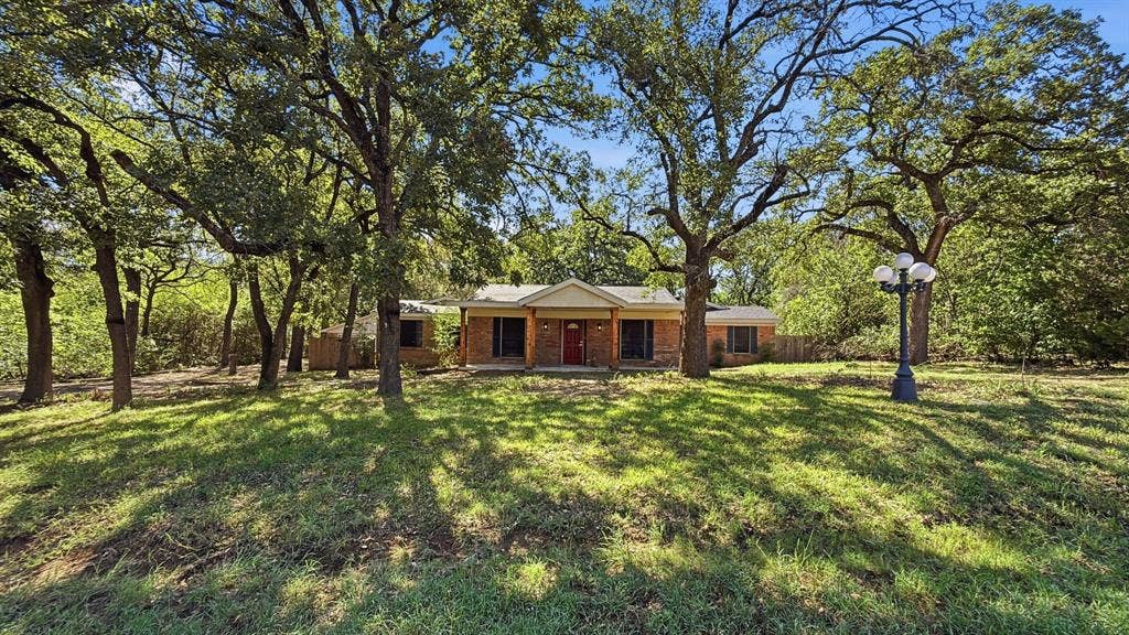 1004 Lakeview Drive, Joshua, TX 76058