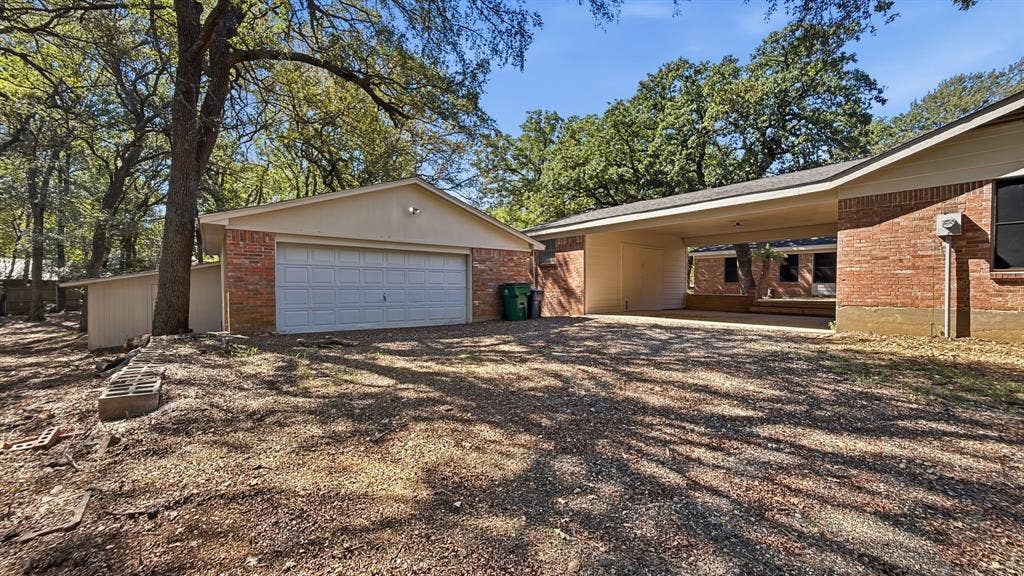 1004 Lakeview Drive, Joshua, TX 76058