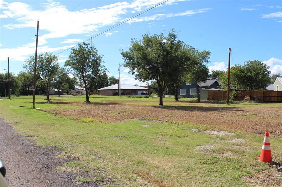 Property photo for 611 W C Street, Munday, TX