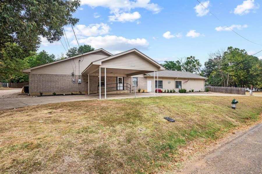 Property photo for 1905 E Price Street, Paris, TX