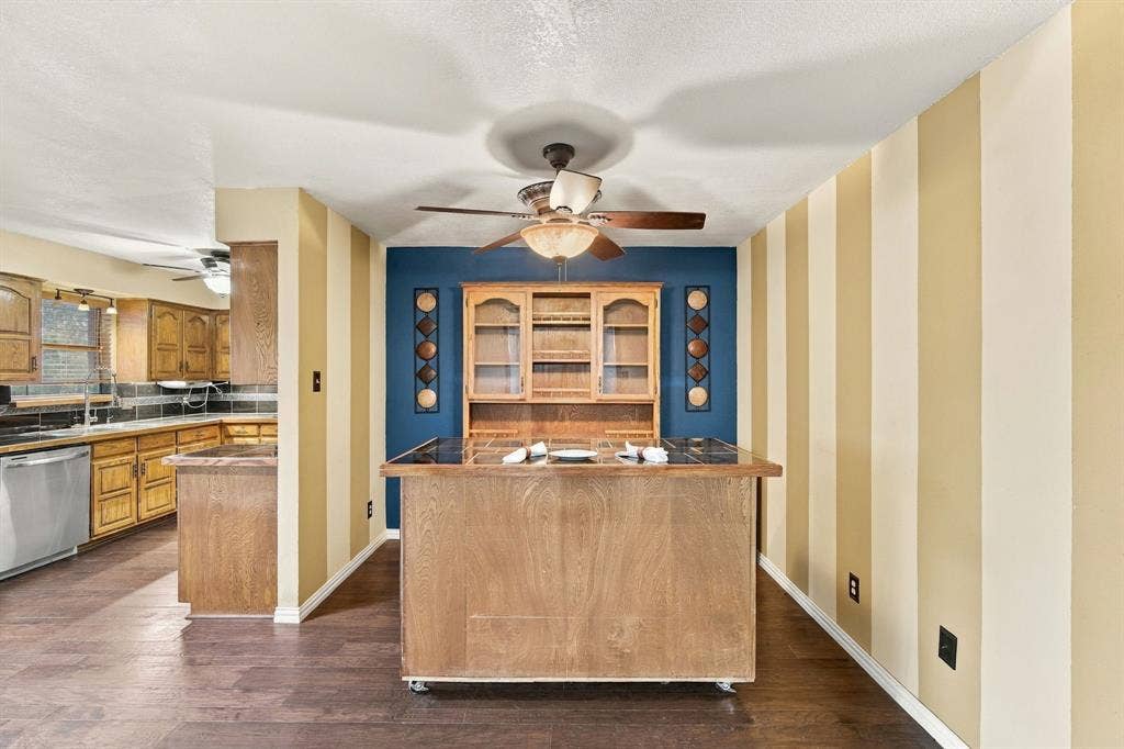 1501 Meadow Court, Midlothian, TX 76065 1501 Meadow Court, Midlothian, TX 76065